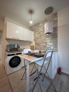 Virtuve vai virtuves zona naktsmītnē Ourasi - Hippodrome de Vincennes - Netflix