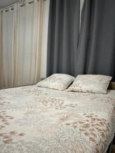 Una cama con dos almohadas encima. en Ourasi - Hippodrome de Vincennes - Netflix en Saint-Maurice