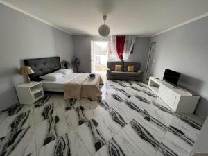 Hotel Xinte na casa في تارافال: غرفة نوم كبيرة مع سرير وأريكة