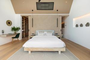 Ένα ή περισσότερα κρεβάτια σε δωμάτιο στο Elegant and Tropical Seaview villa +28 φωτογραφίες