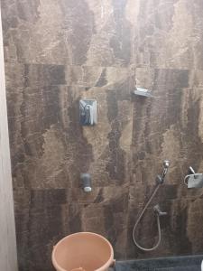 uma casa de banho com um WC e um chuveiro em Iris Comfort Inn em Chennai