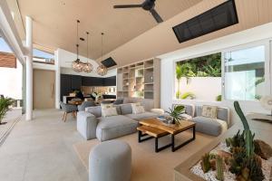 Χώρος καθιστικού στο Elegant and Tropical Seaview villa