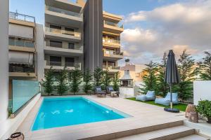 una piscina frente a un edificio en Speiō Luxury House, en Heraclión