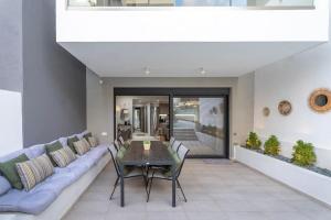 comedor con sofá y mesa en Speiō Luxury House, en Heraclión
