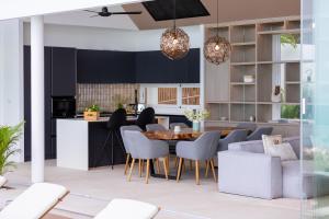 Η κουζίνα ή μικρή κουζίνα στο Elegant and Tropical Seaview villa