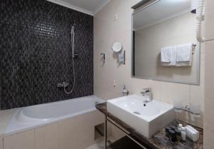 חדר רחצה ב-Hotel Tara Becici