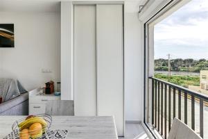 una cocina con una mesa con un plato de plátanos en el balcón en KARINA 4M, en Empuriabrava