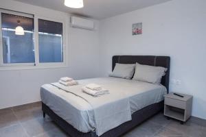 a bedroom with a bed with two towels on it at Charming Urban Oasis 1BR Apt near Megaro Mousikis in Athens