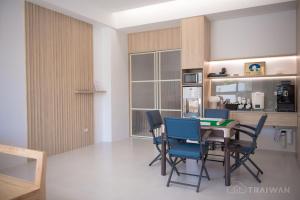 a kitchen with a table and chairs in a room at Ying Yue Homestay 台東縣登記民宿2029號 in Taitung City
