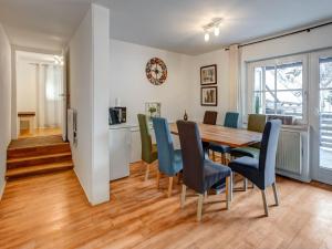 - une salle à manger avec une table et des chaises dans l'établissement Holiday apartment in Feld am See in Carinthia, à Feld am See