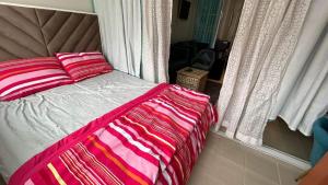 Postel nebo postele na pokoji v ubytování Staycation in Tagaytay Woodhills