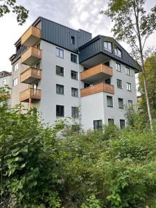 ein Gebäude mit Balkon auf der Seite in der Unterkunft Apartment Seeblick in Grafenau