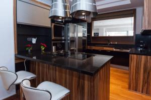 Nhà bếp/bếp nhỏ tại Riviera Retreat 3 Bedroom Voula Luxury Haven Apt