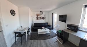 ein Wohnzimmer mit einem Sofa und einem Tisch in der Unterkunft SAV Apartments Loughborough - 1 Bed Flat in Loughborough