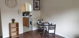 una pequeña cocina con mesa y sillas en una habitación en SAV 1 Bed Apartment Argyle Watford, en Watford