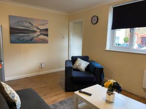 ein Wohnzimmer mit einem Sofa und einem Tisch in der Unterkunft SAV 1 Bedroom Flat near Watford Town Centre in Watford