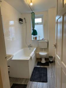 ein weißes Bad mit einer Badewanne und einem WC in der Unterkunft SAV 1 Bedroom Flat near Watford Town Centre in Watford