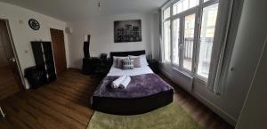 ein Schlafzimmer mit einem großen Bett mit Handtüchern darauf in der Unterkunft SAV Apartments Rutland Leicester in Leicester