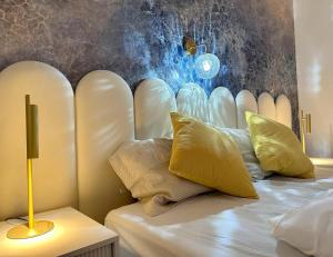 1 dormitorio con cama blanca y almohadas amarillas en Art Hotel Vienna, en Viena