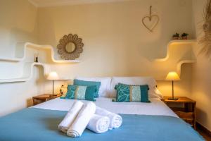 Un pat sau paturi într-o cameră la Villa Can Toni Lux Experience, ideal Familias con Vista Mar & AirCon