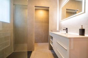 O baie la Villa Can Toni Lux Experience, ideal Familias con Vista Mar & AirCon