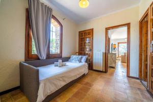 Villa Can Toni Lux Experience, ideal Familias con Vista Mar & AirCon في يوريت دي مار: غرفة نوم مع سرير مع وجود شمعتين عليه +119 صورة