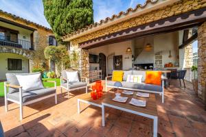 O zonă de relaxare la Villa Can Toni Lux Experience, ideal Familias con Vista Mar & AirCon