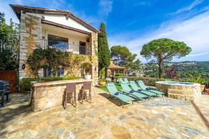 Villa Can Toni Lux Experience, ideal Familias con Vista Mar & AirCon في يوريت دي مار: فناء في الهواء الطلق مع كراسي وبار