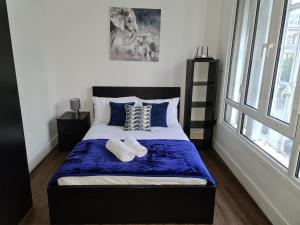 ein Schlafzimmer mit einem Bett mit zwei Handtüchern darauf in der Unterkunft SAV Apartments Rutland Leicester in Leicester
