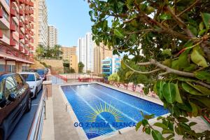 ein Schwimmbad mitten in einer Stadt in der Unterkunft Doro Seaview Apartment in Benidorm