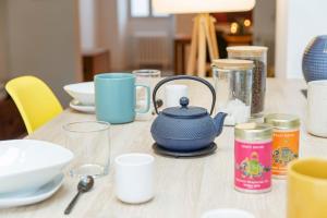 uma mesa com um bule de chá azul em Grande maison chaleureuse Angers em Angers