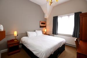 Ένα ή περισσότερα κρεβάτια σε δωμάτιο στο Original White Hart, Ringwood by Marston's Inns