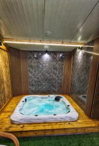 una gran bañera de hidromasaje en una habitación en bali carmel zimmer & spa en Dāliyat el Karmil