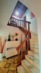 萊里亞的住宿－AL Famalicão，客厅的楼梯,带有木栏杆