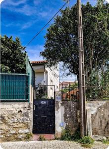 una puerta negra en un lado de una casa en AL Famalicão en Leiria