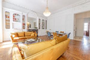 a living room with a couch and a table at Le Roi René appartement Haussmannien in Angers