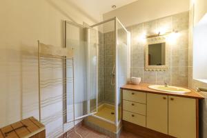 a bathroom with a shower and a sink at Maison familiale au cœur des vignes 