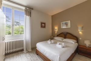 a bedroom with a bed with two towels on it at Maison familiale au cœur des vignes 
