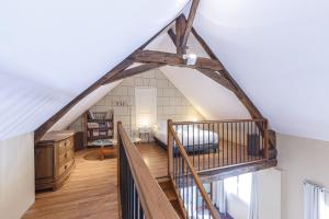 Loft de conversión con escalera y sala de estar en Maison familiale au cœur des vignes, 