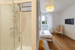 La salle de bains est pourvue d'une douche. dans l'établissement Le Morphée - Appartement avec jardin, à Angers