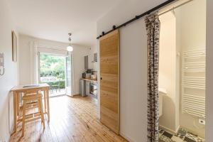 une chambre avec une porte coulissante menant à une cuisine dans l'établissement Le Morphée - Appartement avec jardin, à Angers