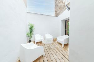 une chambre avec trois chaises blanches et une fenêtre dans l'établissement LE TOPAZE - Appartement T4 Angers centre, à Angers