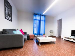 uma sala de estar com um sofá e uma mesa de centro em By Cathedral Rooms em Barcelona