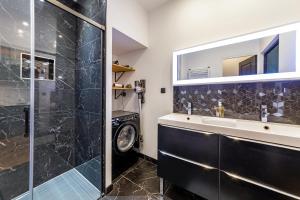 a bathroom with a sink and a shower at Appartement vintage - Proche centre in Angers