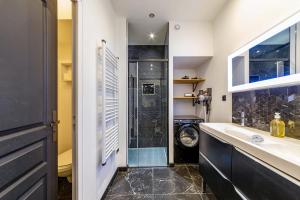a bathroom with a shower and a sink at Appartement vintage - Proche centre in Angers