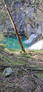 een zwembad van blauw water naast een rivier bij PONTE DE LIMA - VILLA VIVENDA OLIVAL - Piscine privée entre mer et montagne in Canadelo