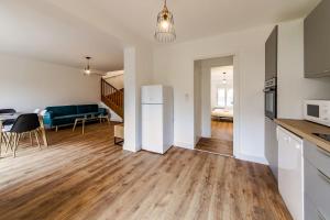 an apartment with a kitchen and a living room at Le Soleil Levant - T6 proche centre in Angers