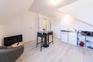 a living room with a table and a kitchen at L'écrivain - Studio proche centre in Angers