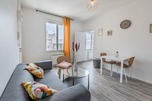 - un salon avec un canapé et une table dans l'établissement Le Quartz - Appartement coquet gare, à Angers