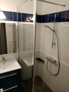 a bathroom with a shower and a sink at Charmant appartement vue sur le Crouesty in Arzon